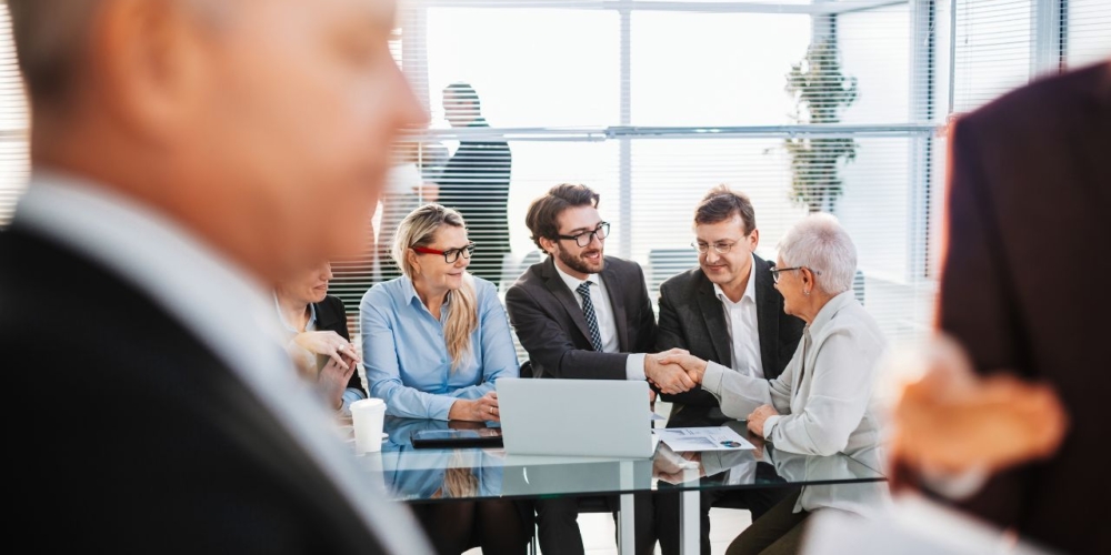 Jak doskonalić swoje umiejętności w języku angielskim dla specjalistów ds. finansowo-handlowych?