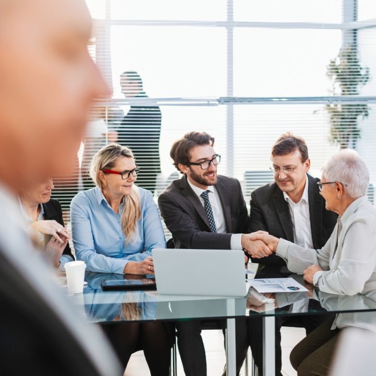 Jak doskonalić swoje umiejętności w języku angielskim dla specjalistów ds. finansowo-handlowych?