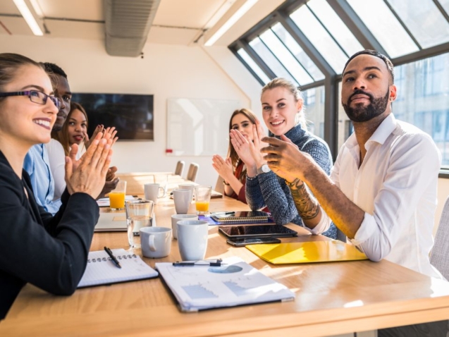 Jak efektywnie prowadzić spotkania online i offline: warsztaty facylitacji