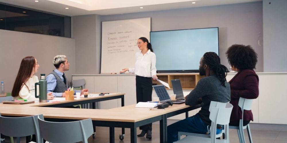 Nowoczesne sale szkoleniowe w centrum Wrocławia – dlaczego warto wybrać Silver Office Center dla szkoleń w zakresie rozwoju biznesu i zarządzania personelem?