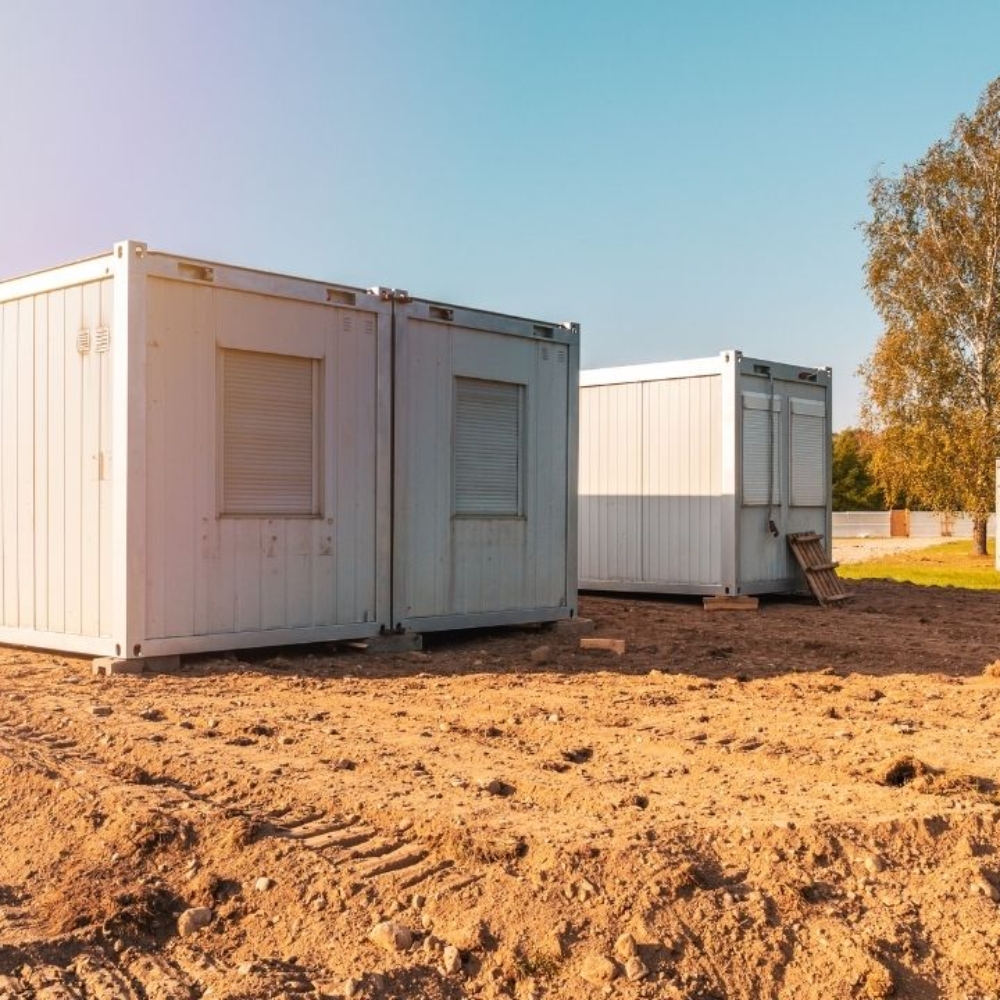 Kontenery sanitarne – co musi zawierać kompletny moduł sanitarny?