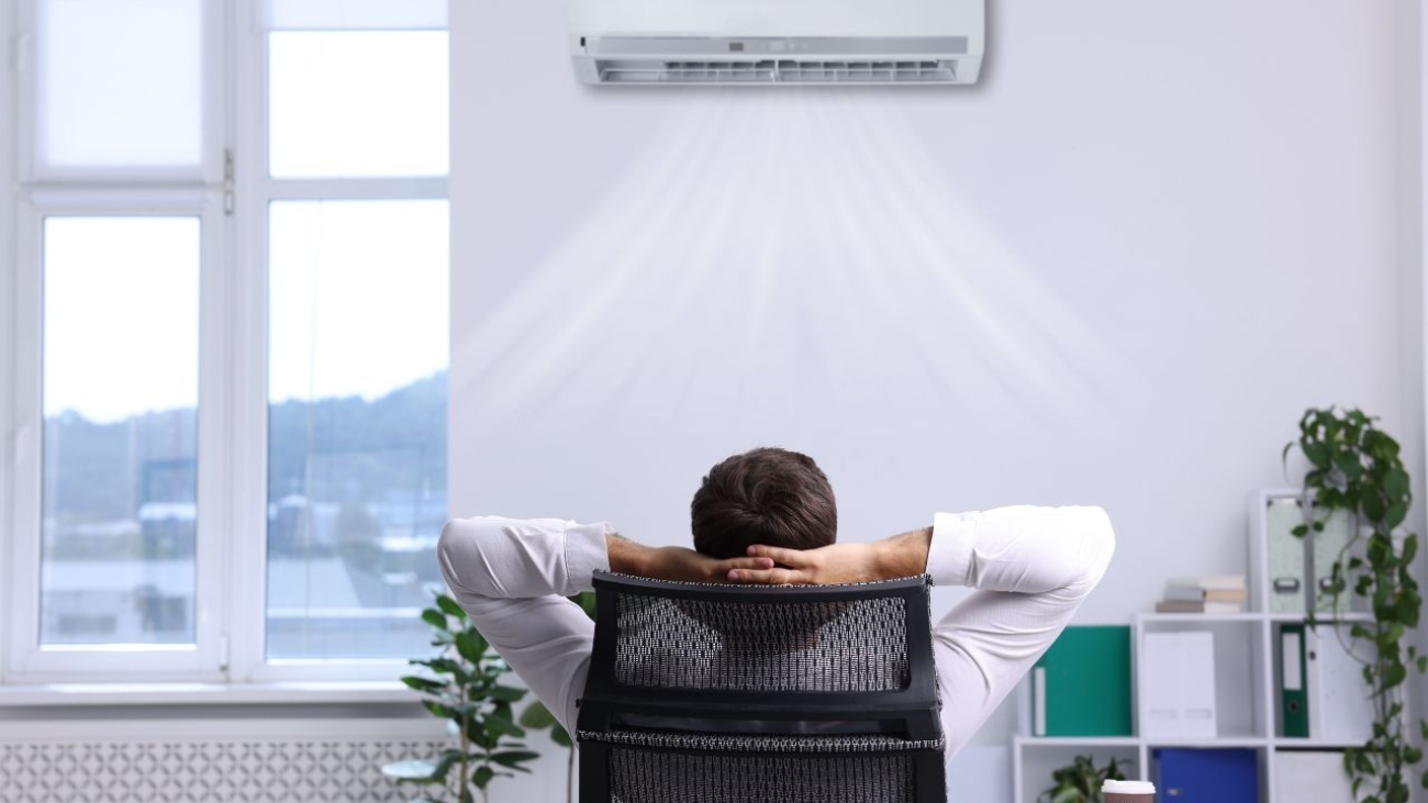 Optymalna temperatura w miejscu pracy: Korzyści z klimatyzacji przemysłowej dla firm