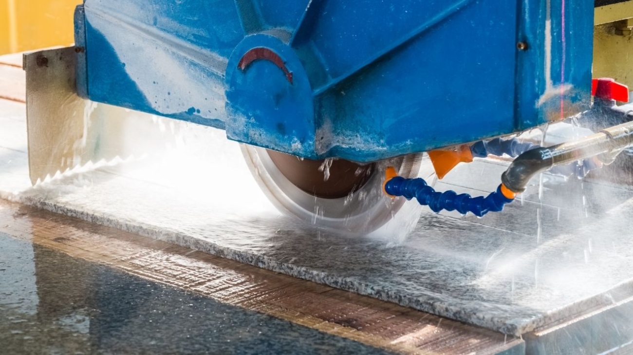 Tarcze nasypowe – jakie zastosowanie mają w obróbce kamienia?