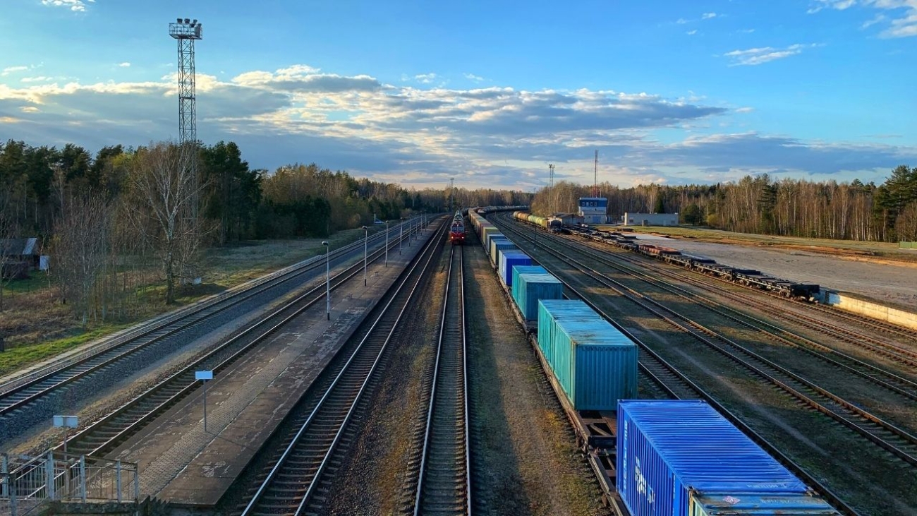 Transport drogowy vs kolejowy – co lepsze