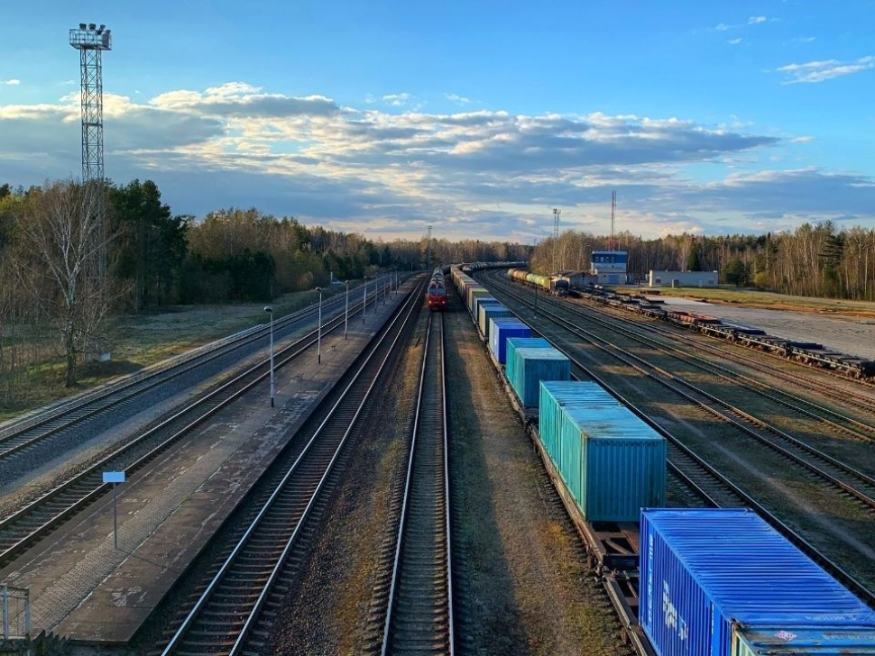 Transport drogowy vs kolejowy – co lepsze